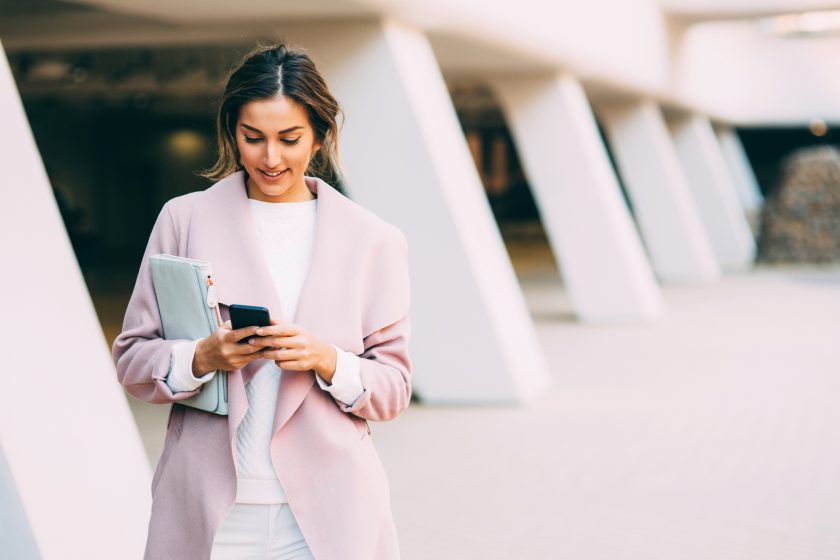 Kvinne tekster på smarttelefon